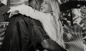 电子游戏平台-纸醉金迷亚马尔晒18岁生日派对：牌桌一掷千金，金发美女热舞