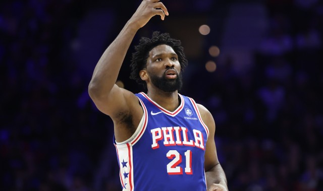 pg电子-很亏！首节末恩比德造成犯规 猛龙选择挑战但失败了