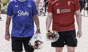 埃弗顿球迷和利物浦球迷一起在安菲尔德献花纪念若塔