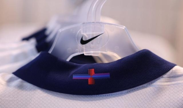 电子游戏平台-足总捍卫三狮新衫：致敬1966英雄，十字变色有先例